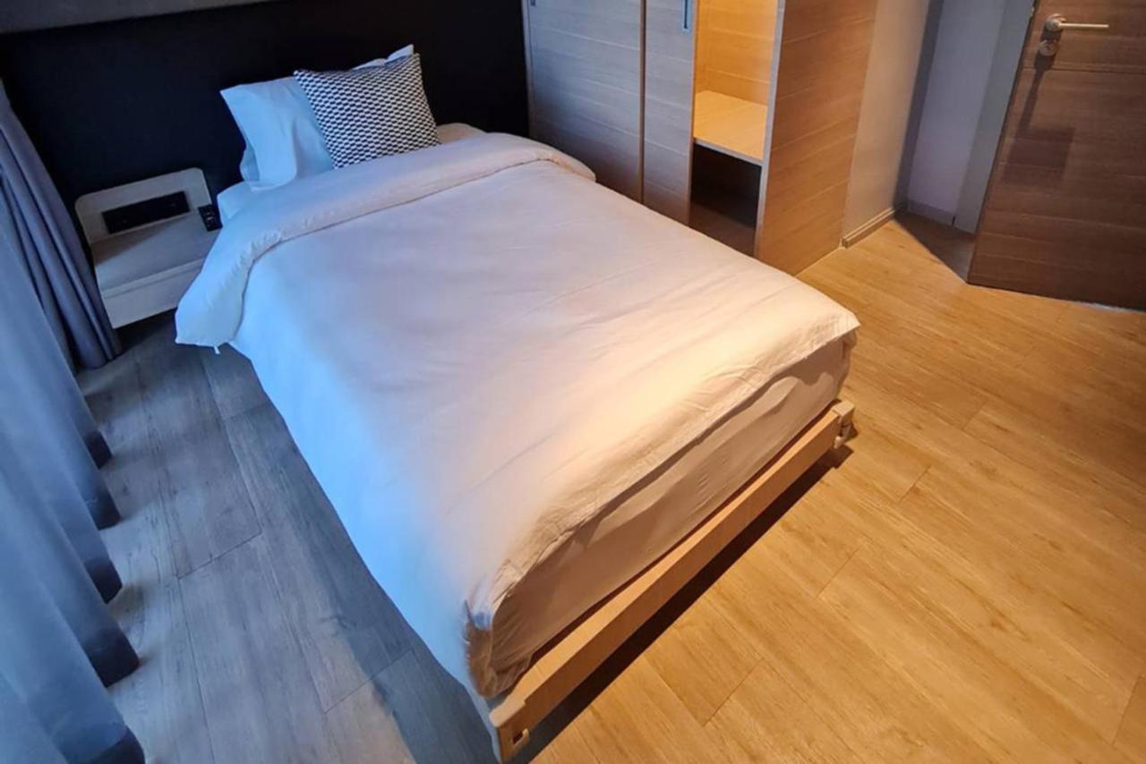 Voque Hotel & Serviced Residence Sukhumvit 51 Банкок Екстериор снимка